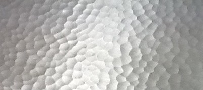 Hammerschlag auf Aluminiumfläche